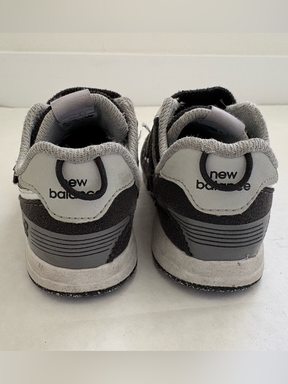 New Balance 574 NEW-B Hook & Loop Black Toddler Boys Sneakers Sz 8.5M Athletic - Picture 4 of 7